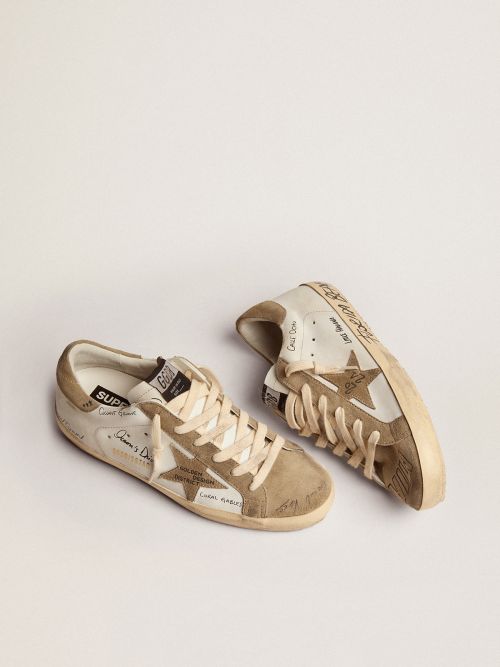 Baskets Superstar en cuir blanc avec empiècements en daim gris tourterelle et lettrage noir intégral