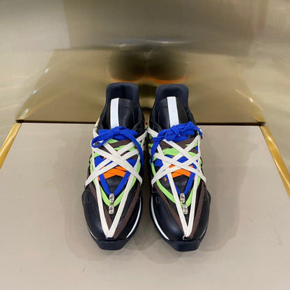 Baskets multicolores à lacets enveloppants