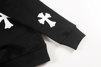 Sweat-shirt noir à cœurs chromés et croix blanche en laine