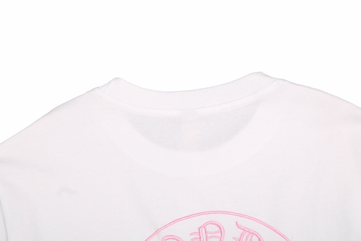 T-SHIRT BLANC ROSE AVEC LOGO DE FER À CHEVAL ET CŒURS CHROMÉS