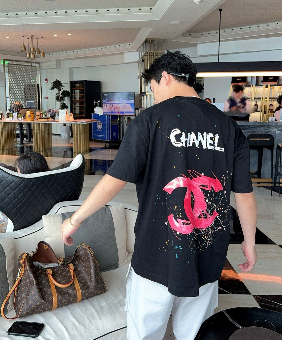 T-shirt noir Chanel à logo rose éclaboussé