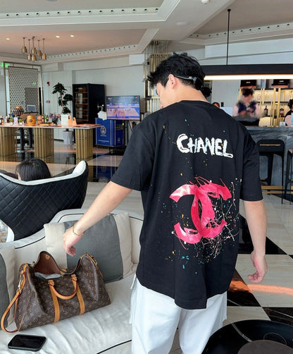 T-shirt noir Chanel à logo rose éclaboussé