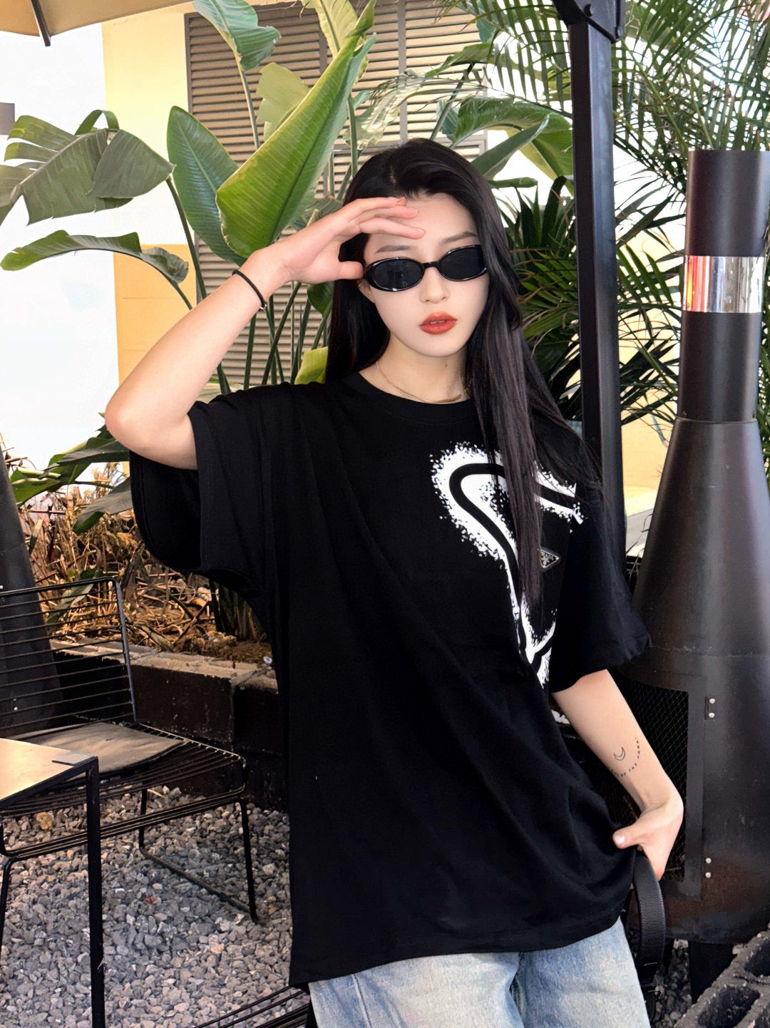 T-shirt Prada à logo triangulaire peint à la bombe (noir)