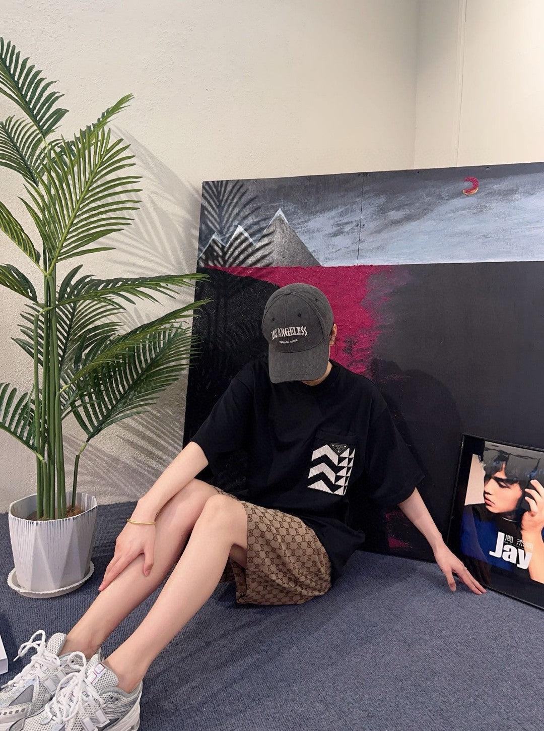 T-shirt noir Prada à poche géométrique