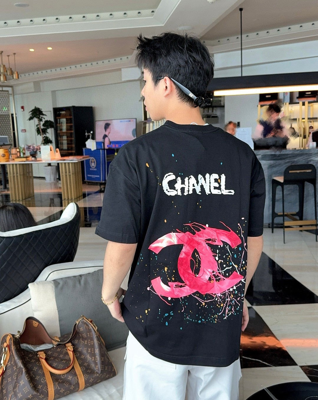 T-shirt noir Chanel à logo rose éclaboussé