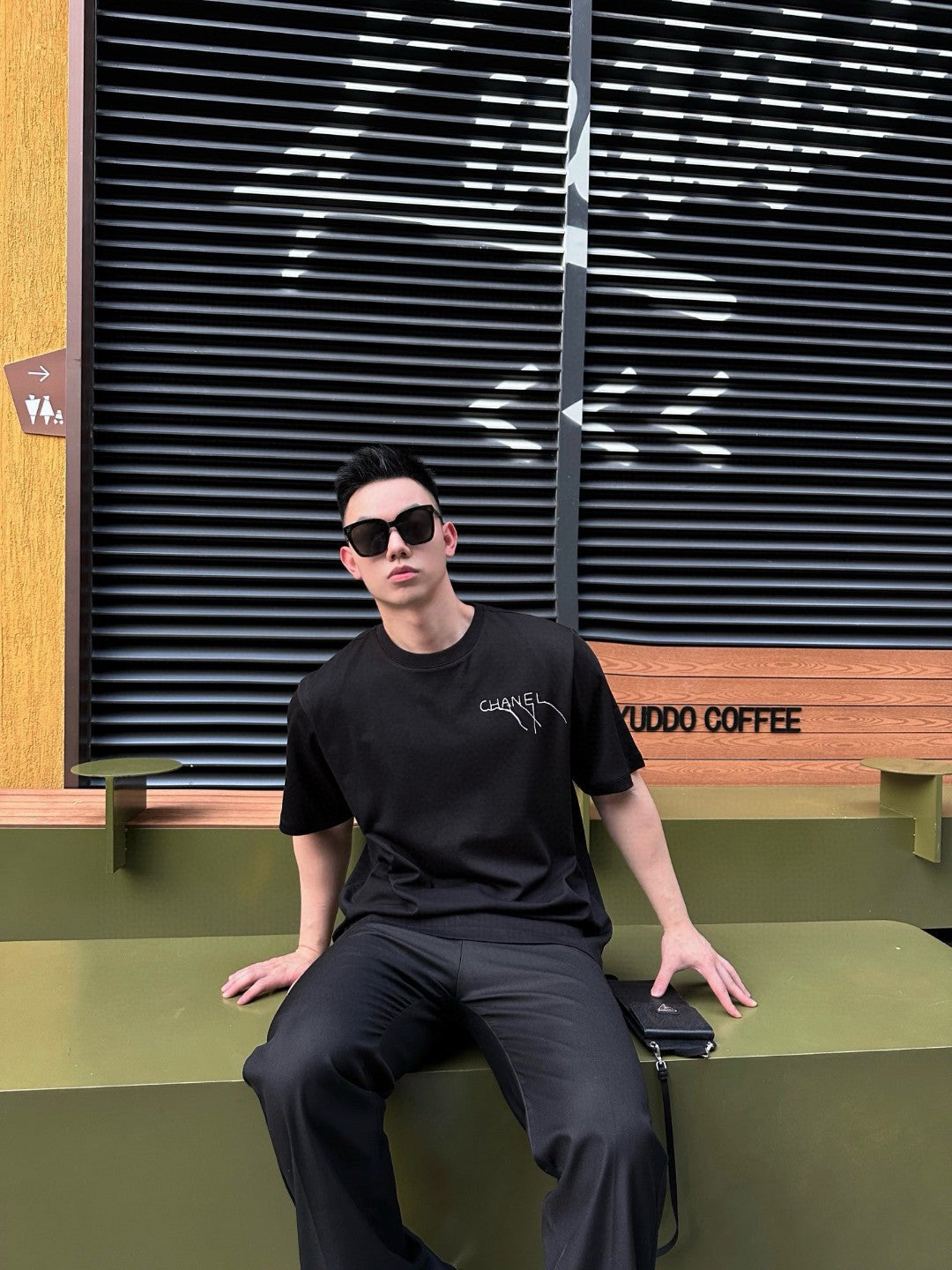 T-shirt à logo Chanel (noir)