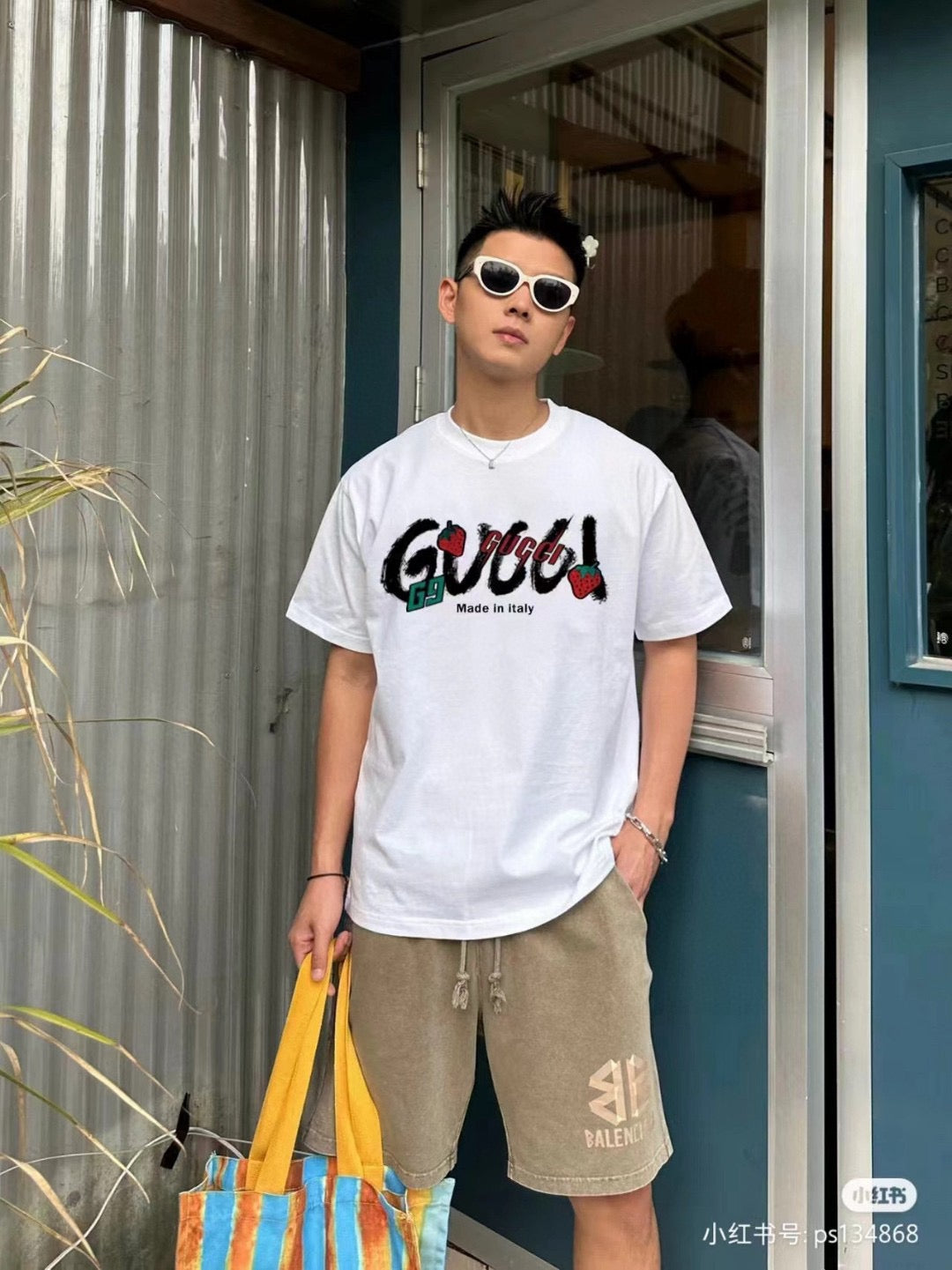 T-shirt Gucci à logo fraise (beige)