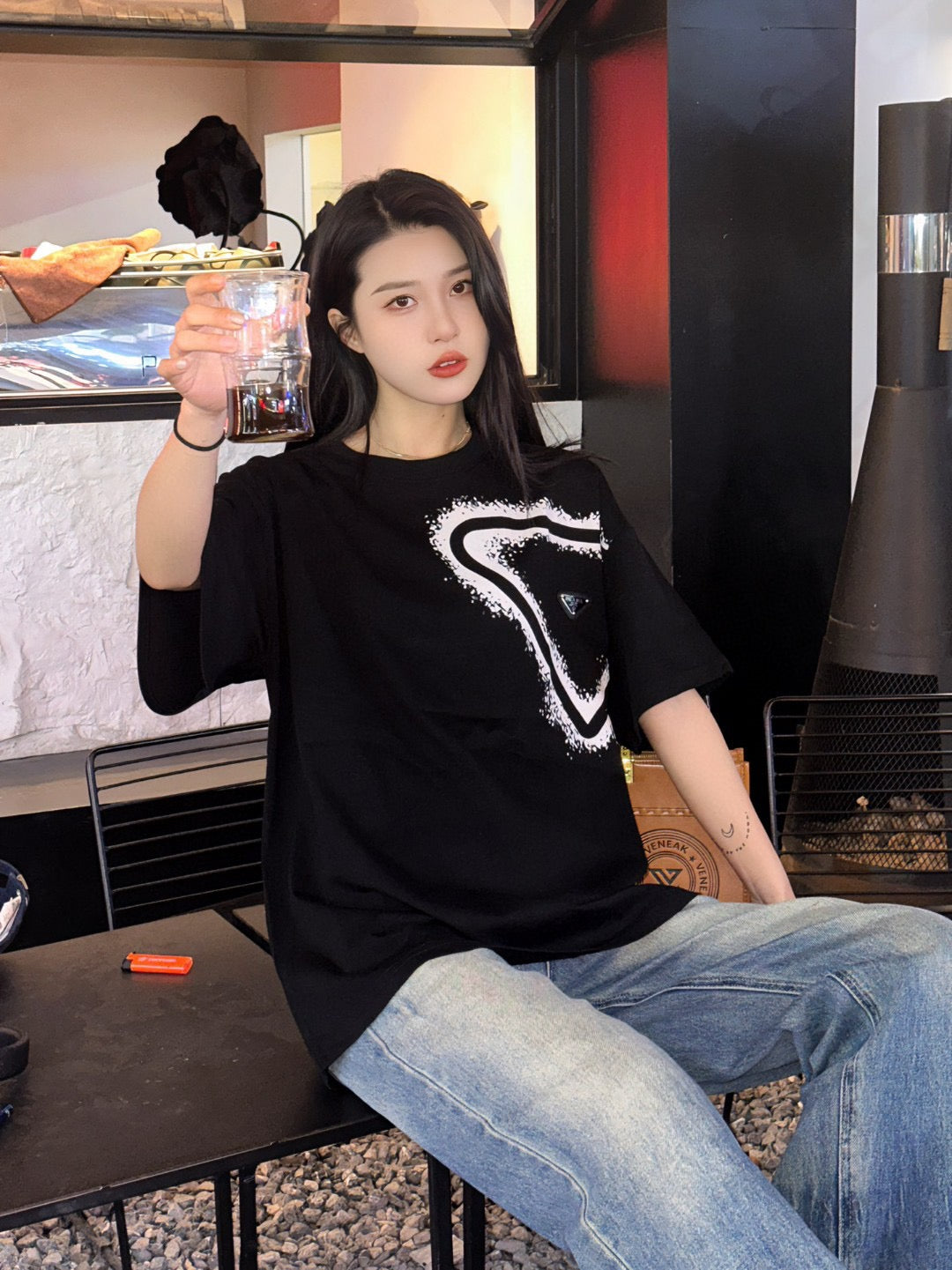 T-shirt Prada à logo triangulaire peint à la bombe (noir)