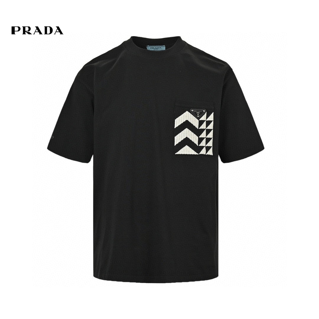 T-shirt noir Prada à poche géométrique