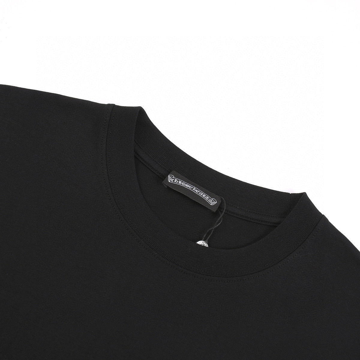 T-shirt noir à croix blanche et cœurs chromés