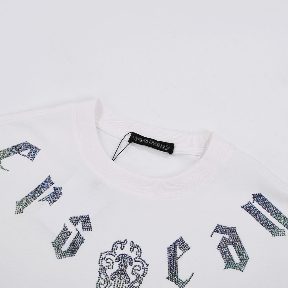 T-SHIRT BLANC À MOTIFS DE CŒURS CHROMÉS ET PAILLETTES