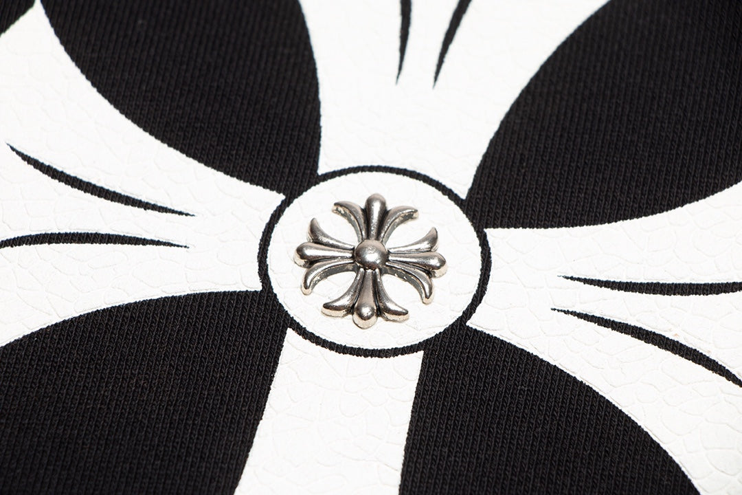 Sweat-shirt noir à croix blanche et cœurs chromés