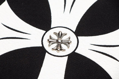 Sweat-shirt noir à croix blanche et cœurs chromés