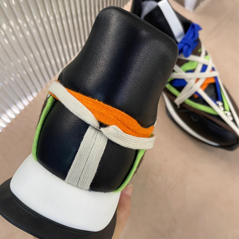 Baskets multicolores à lacets enveloppants