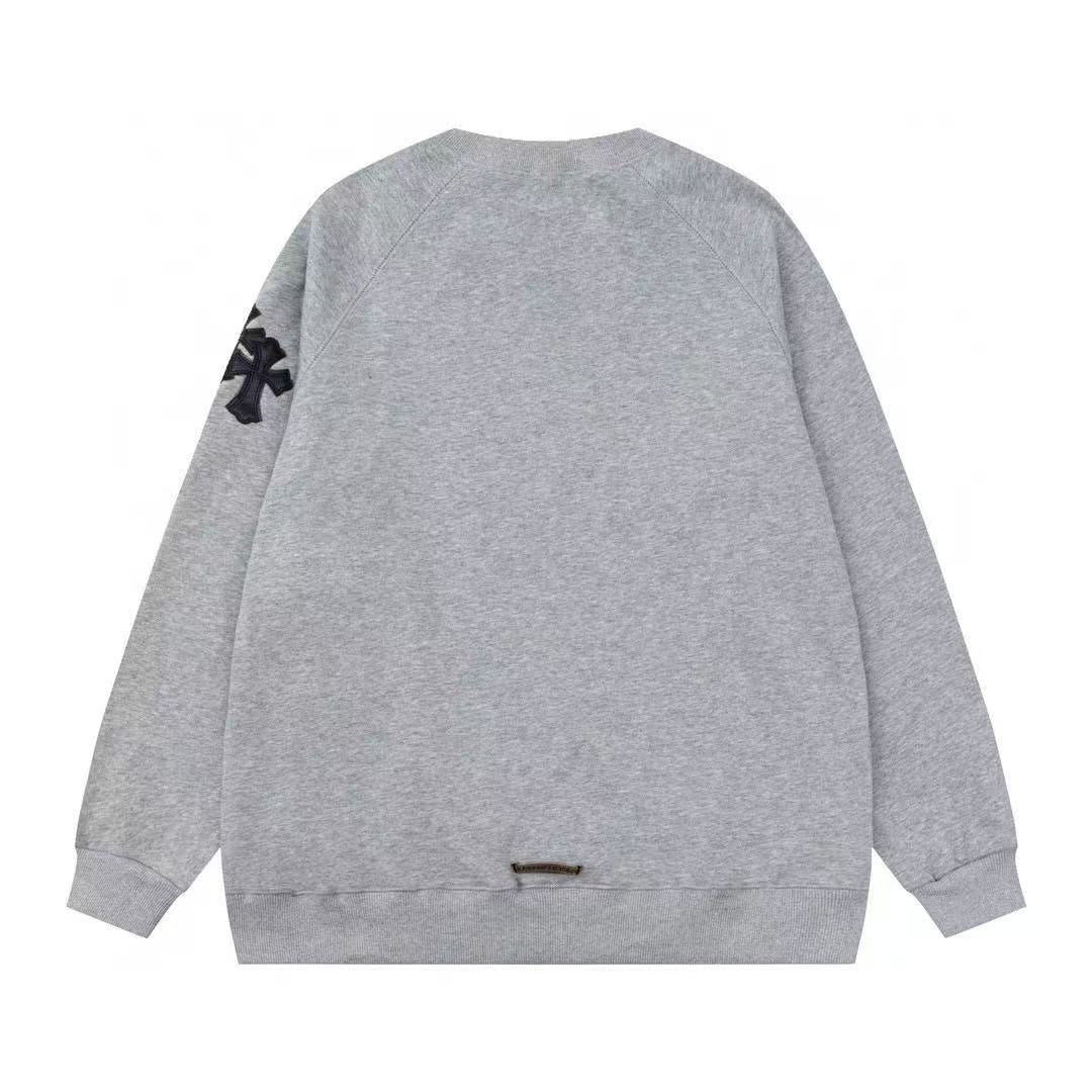 SWEAT-SHIRT GRIS À ÉCUSSON CROISÉ CŒURS CHROMÉS