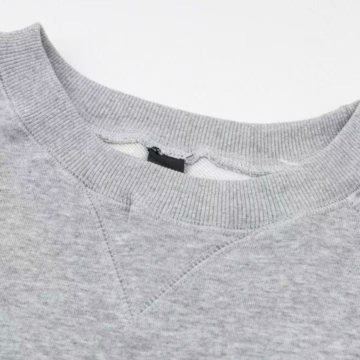 SWEAT-SHIRT GRIS À ÉCUSSON CROISÉ CŒURS CHROMÉS