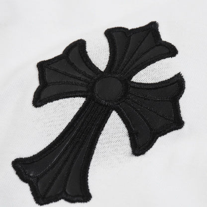 T-shirt blanc à croix noire et cœurs chromés