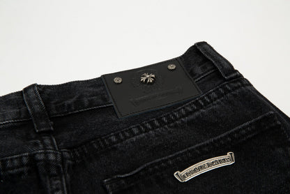 Short en jean noir à motif cœurs chromés et croix croisée