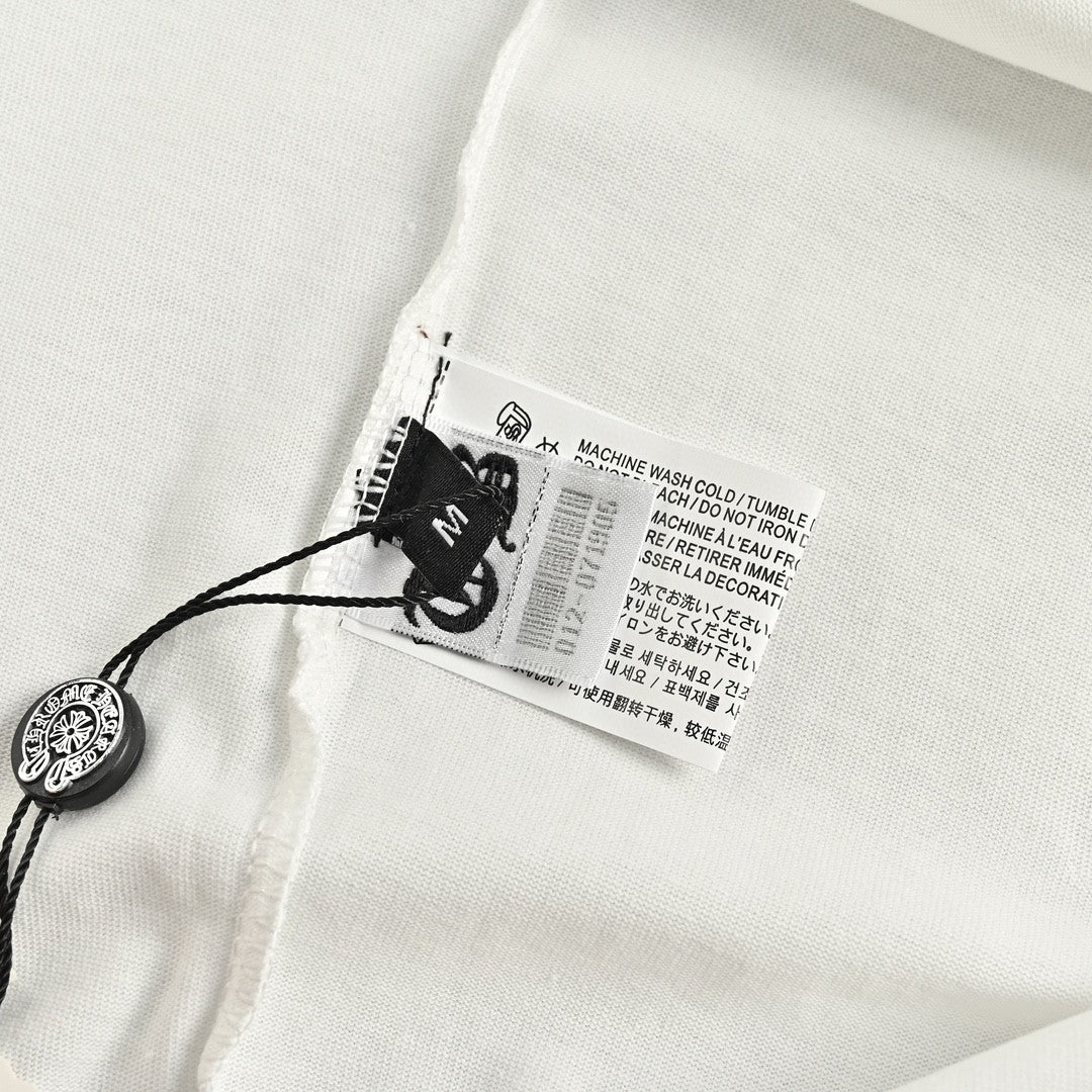 T-shirt blanc à col croisé avec motif cœurs chromés