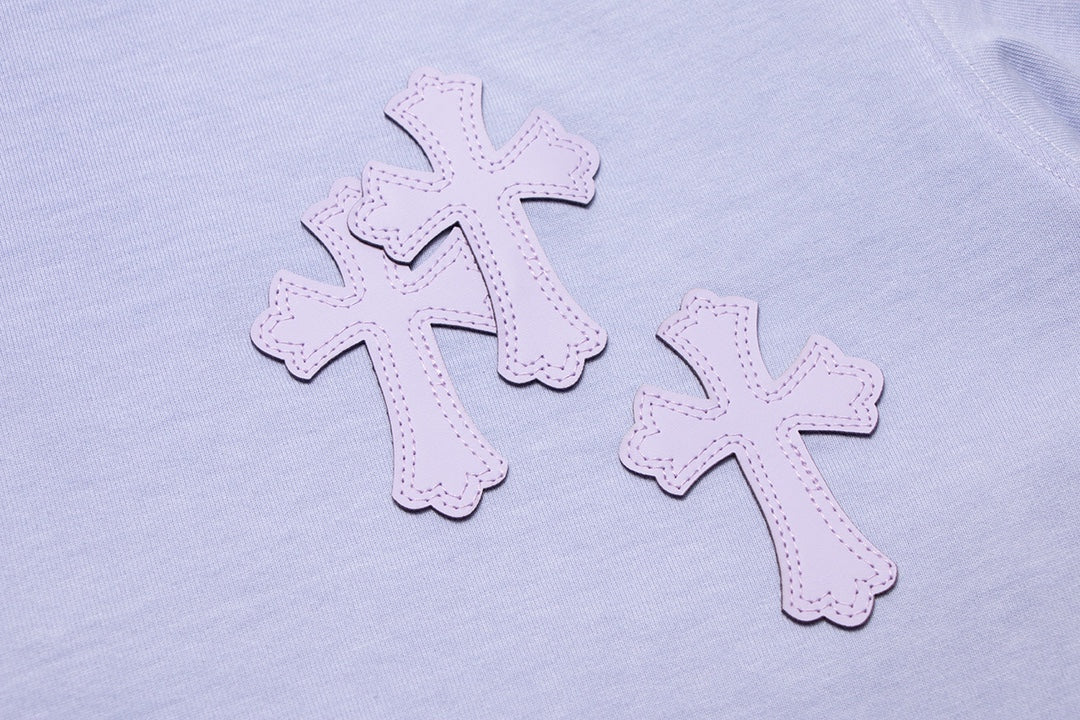 T-shirt à écusson croisé en forme de cœur chromé, bleu clair délavé