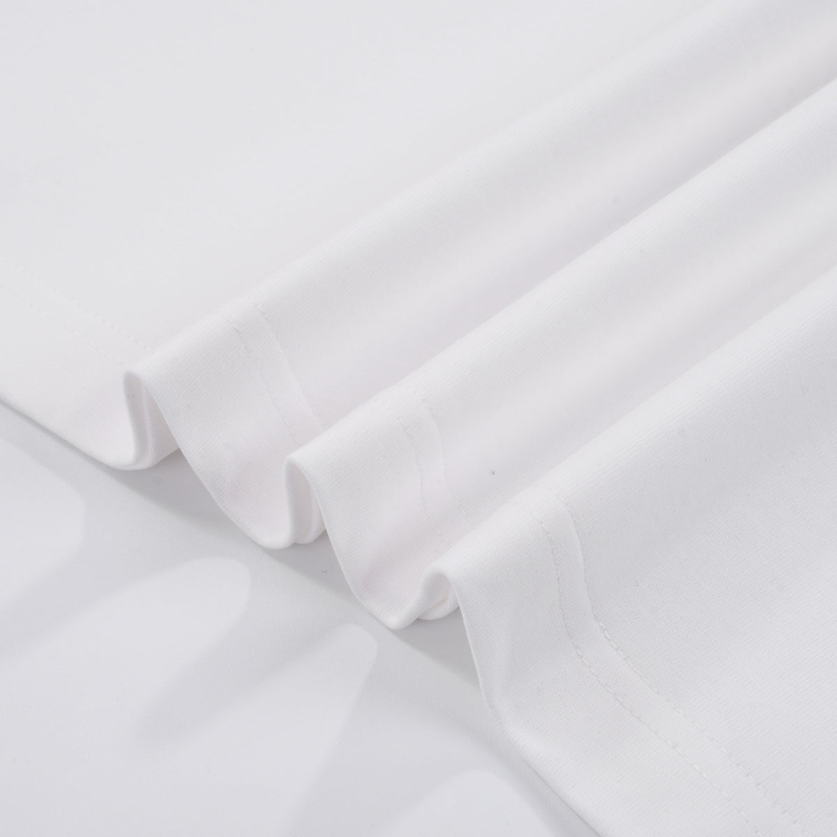 T-SHIRT BLANC À MOTIFS DE CŒURS CHROMÉS ET PAILLETTES