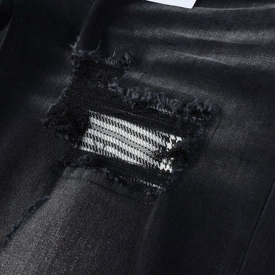 Jean déchiré à monogramme violet