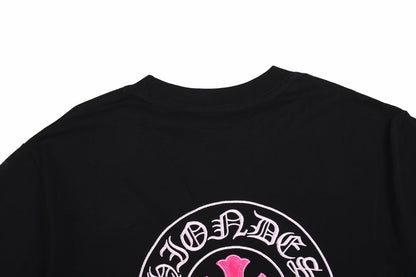 T-SHIRT NOIR ET ROSE AVEC LOGO DE FER À CHEVAL ET CŒURS CHROMÉS