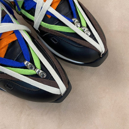 Baskets multicolores à lacets enveloppants