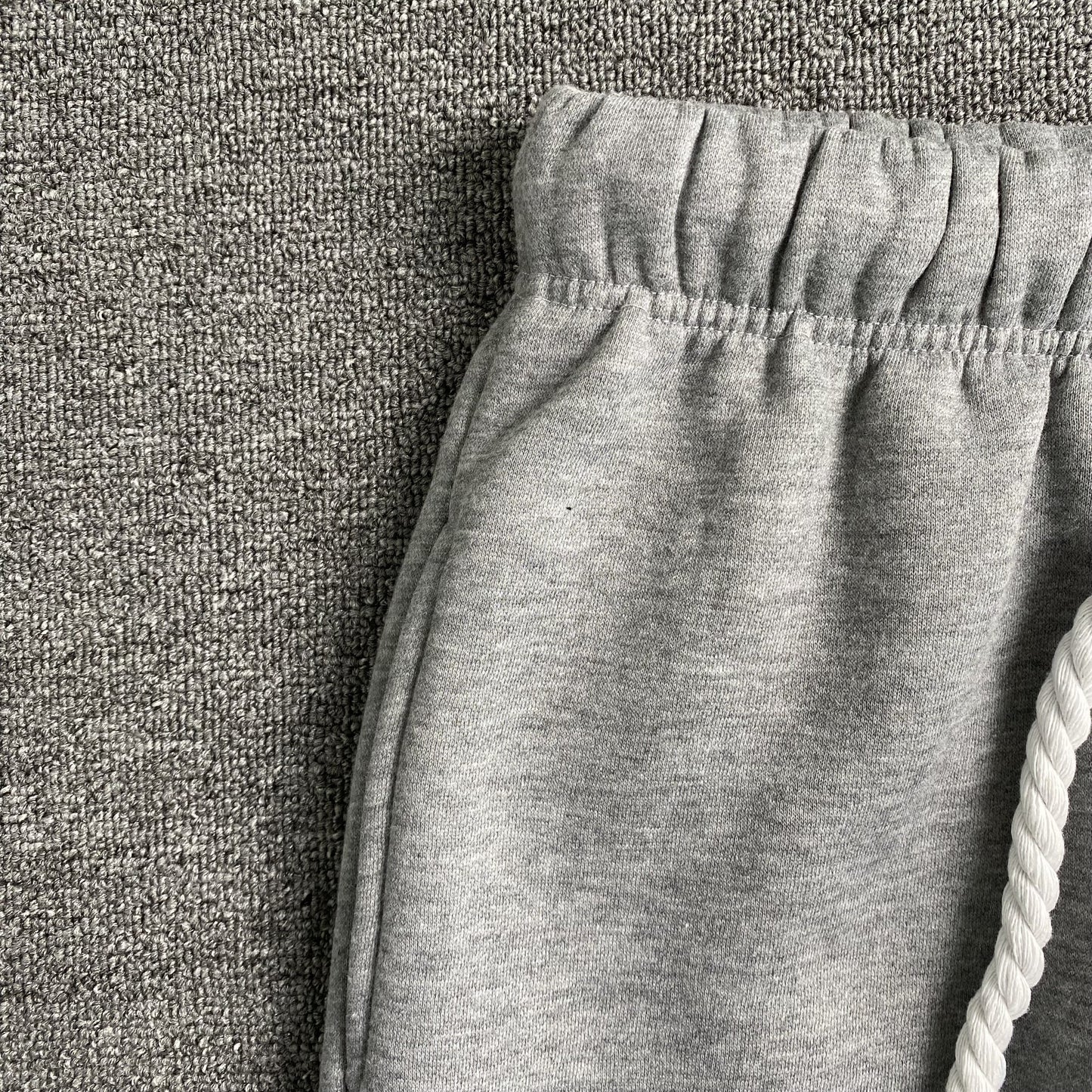 SYNA WORLD PANTALON DE SWEAT AVEC LOGO SYNA GRIS