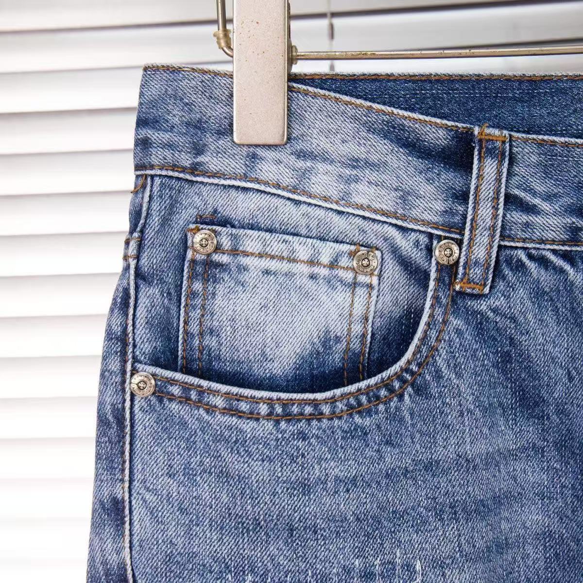 JEANS EN DENIM À ÉCUSSONS CROIX NOIRS CHROMÉS