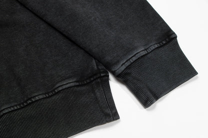 Sweat-shirt noir délavé à motifs de cœurs chromés et de strass étoilés