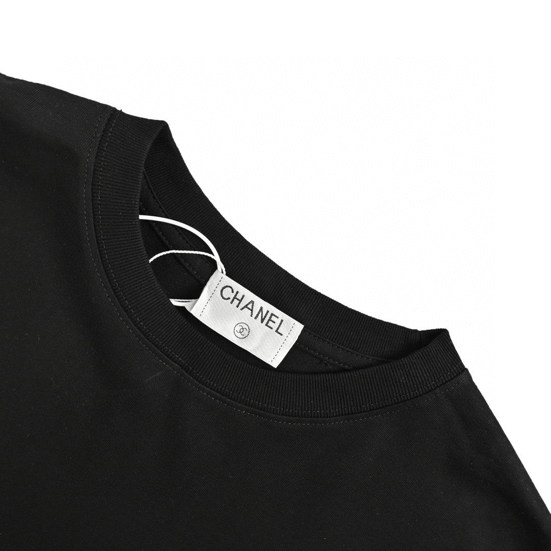 T-shirt noir Chanel à logo rose éclaboussé