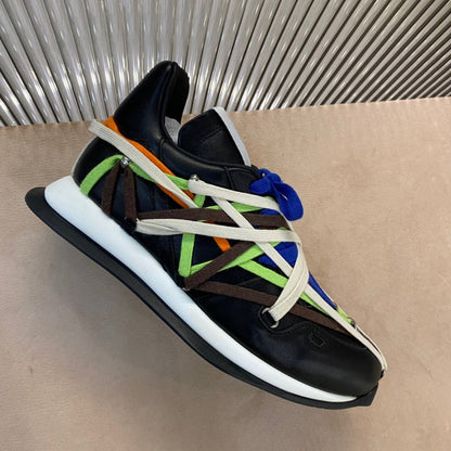 Baskets multicolores à lacets enveloppants