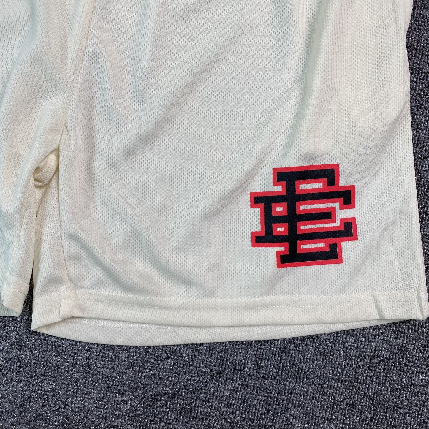 Short basique Eric Emanuel EE crème/noir/rouge
