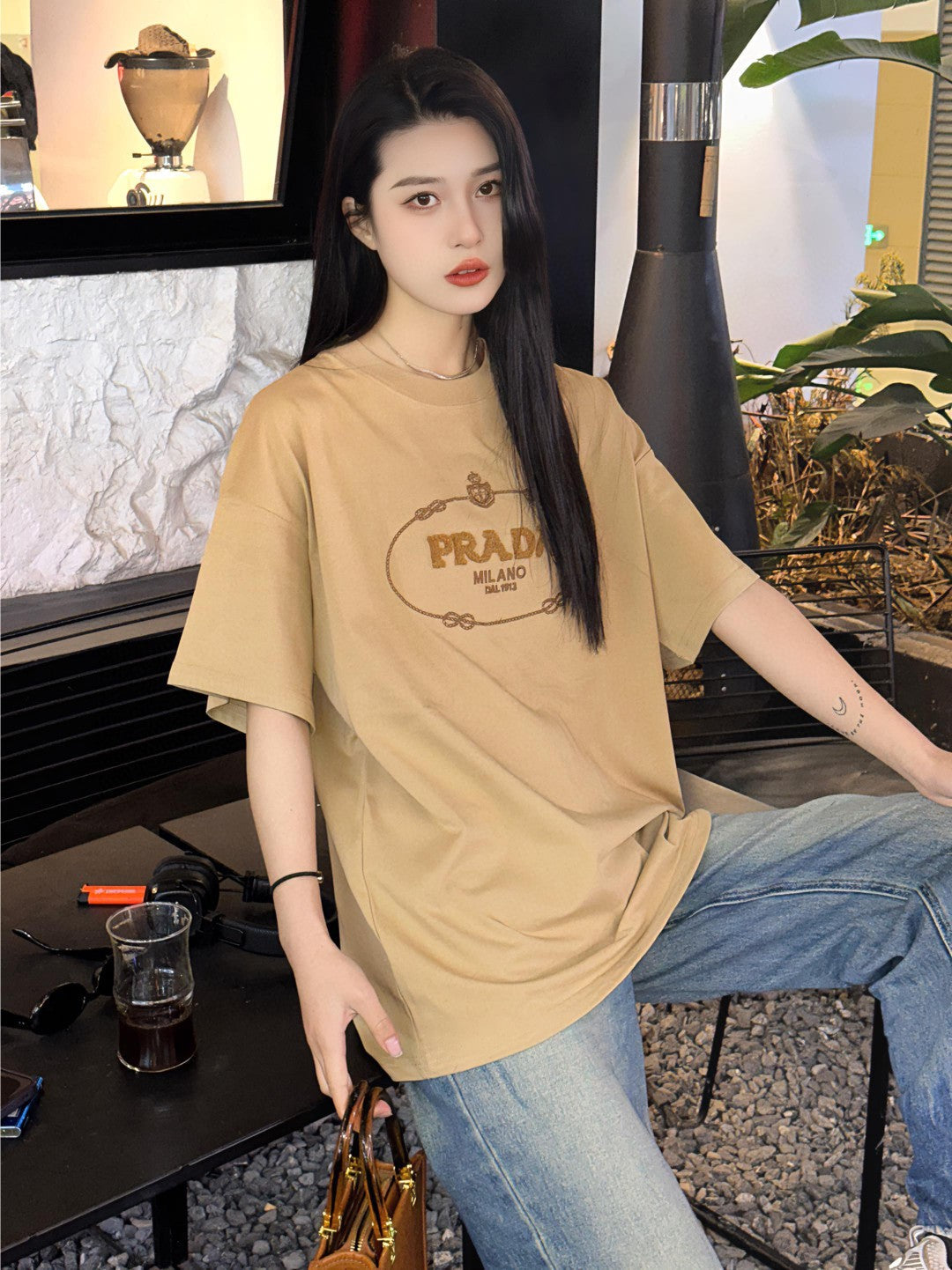 T-shirt beige à logo Prada Milano