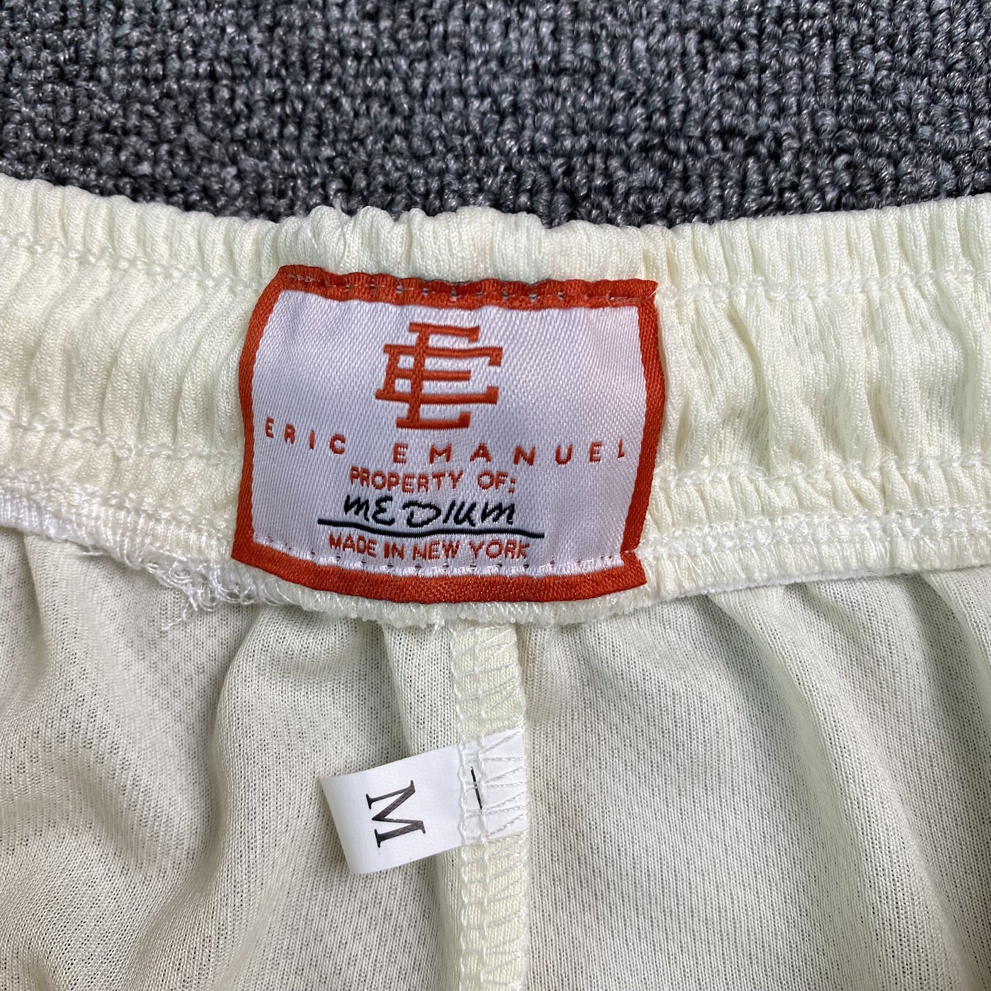 Short basique Eric Emanuel EE crème/noir/rouge