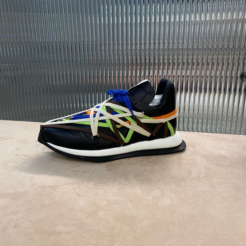 Baskets multicolores à lacets enveloppants