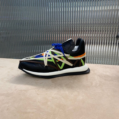 Baskets multicolores à lacets enveloppants