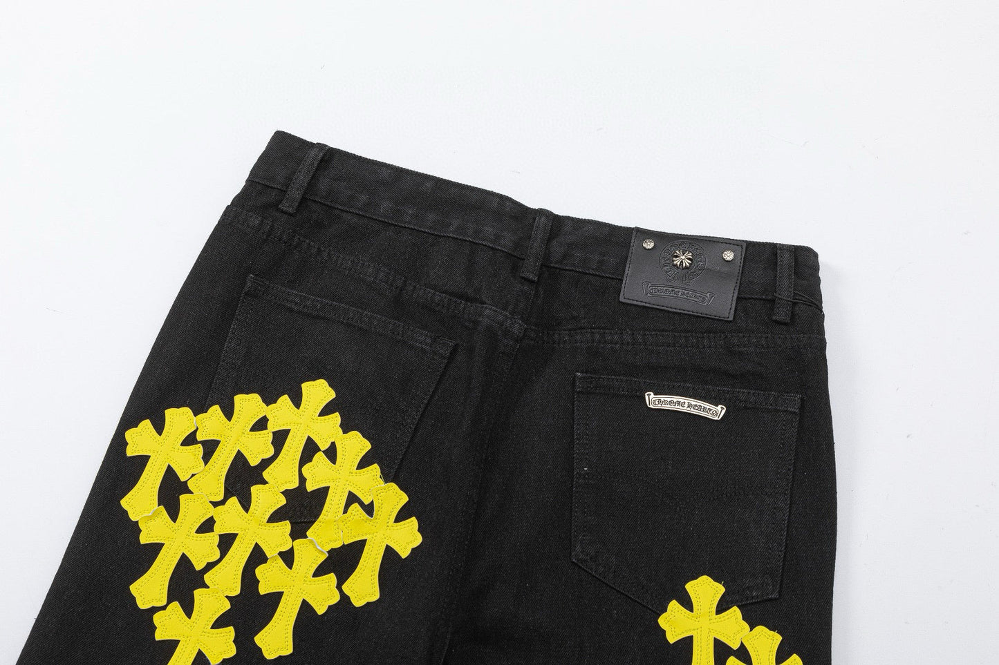 Jean noir à motif cœurs chromés et croix jaune