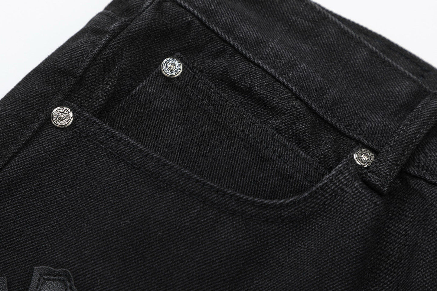 Jean noir à double croix et cœurs chromés