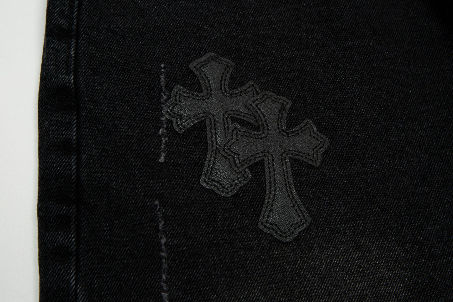 Short en jean noir à motif cœurs chromés et croix croisée