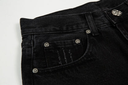 Short en jean noir à motif cœurs chromés et croix croisée