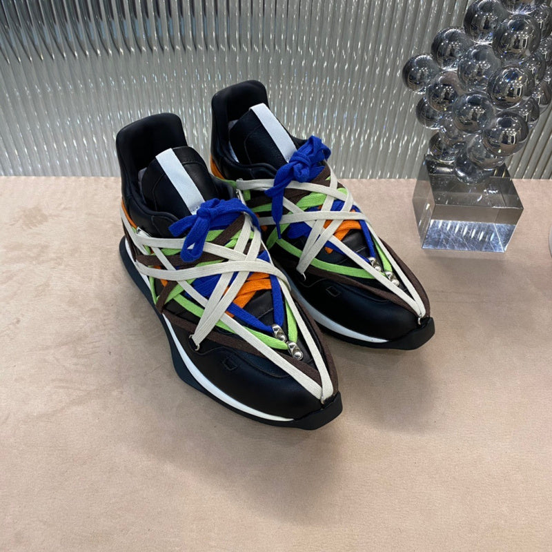 Baskets multicolores à lacets enveloppants