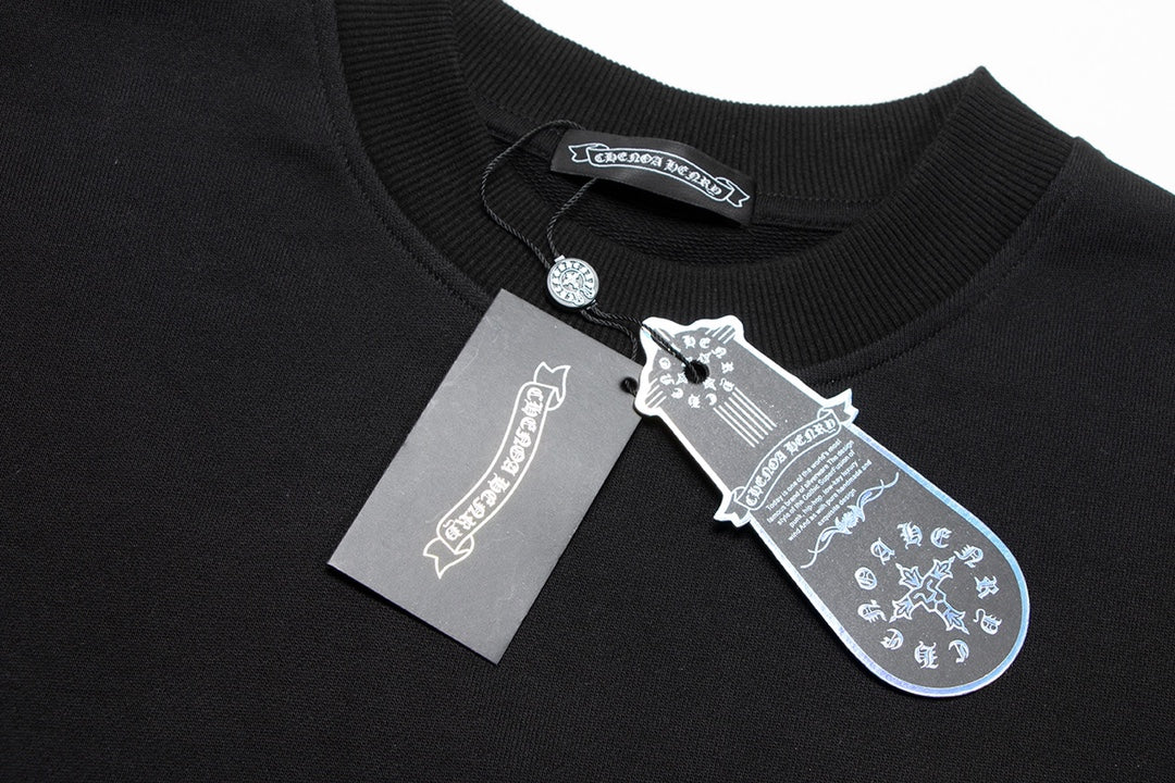 Sweat-shirt noir à croix blanche et cœurs chromés