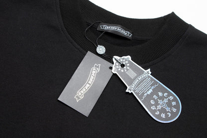 Sweat-shirt noir à croix blanche et cœurs chromés