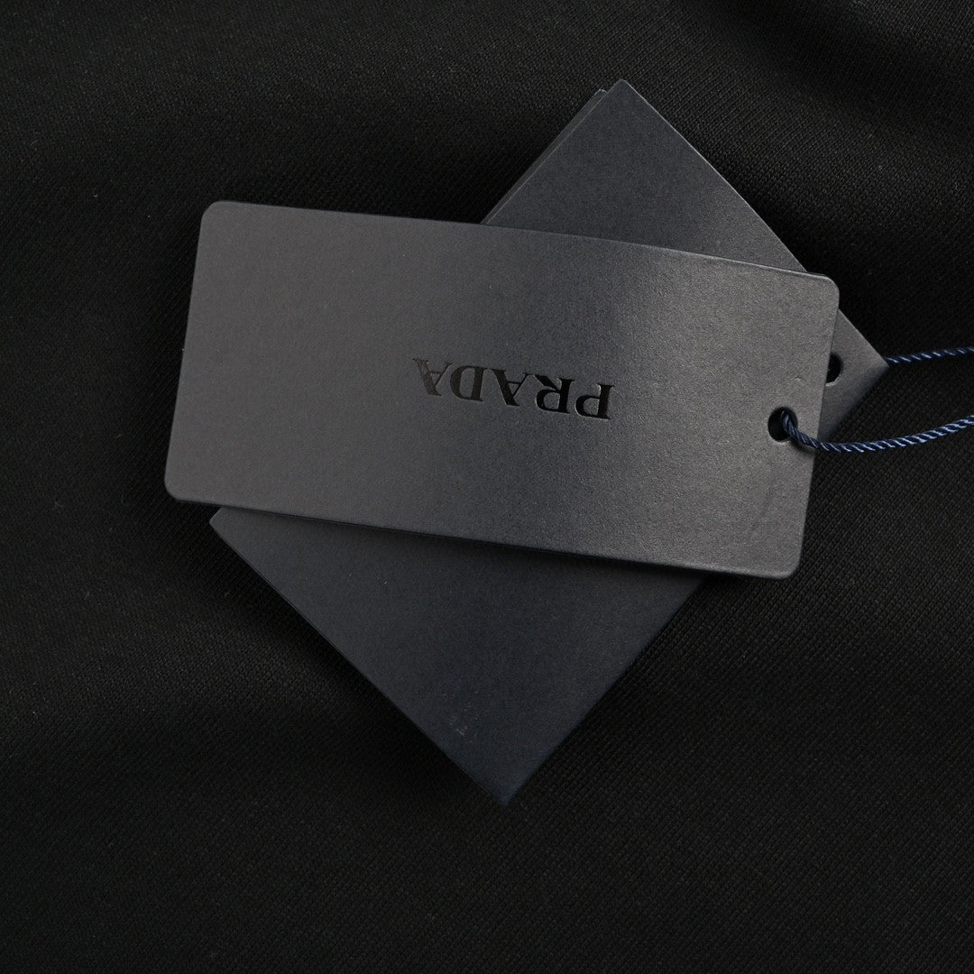 T-shirt noir Prada à poche géométrique