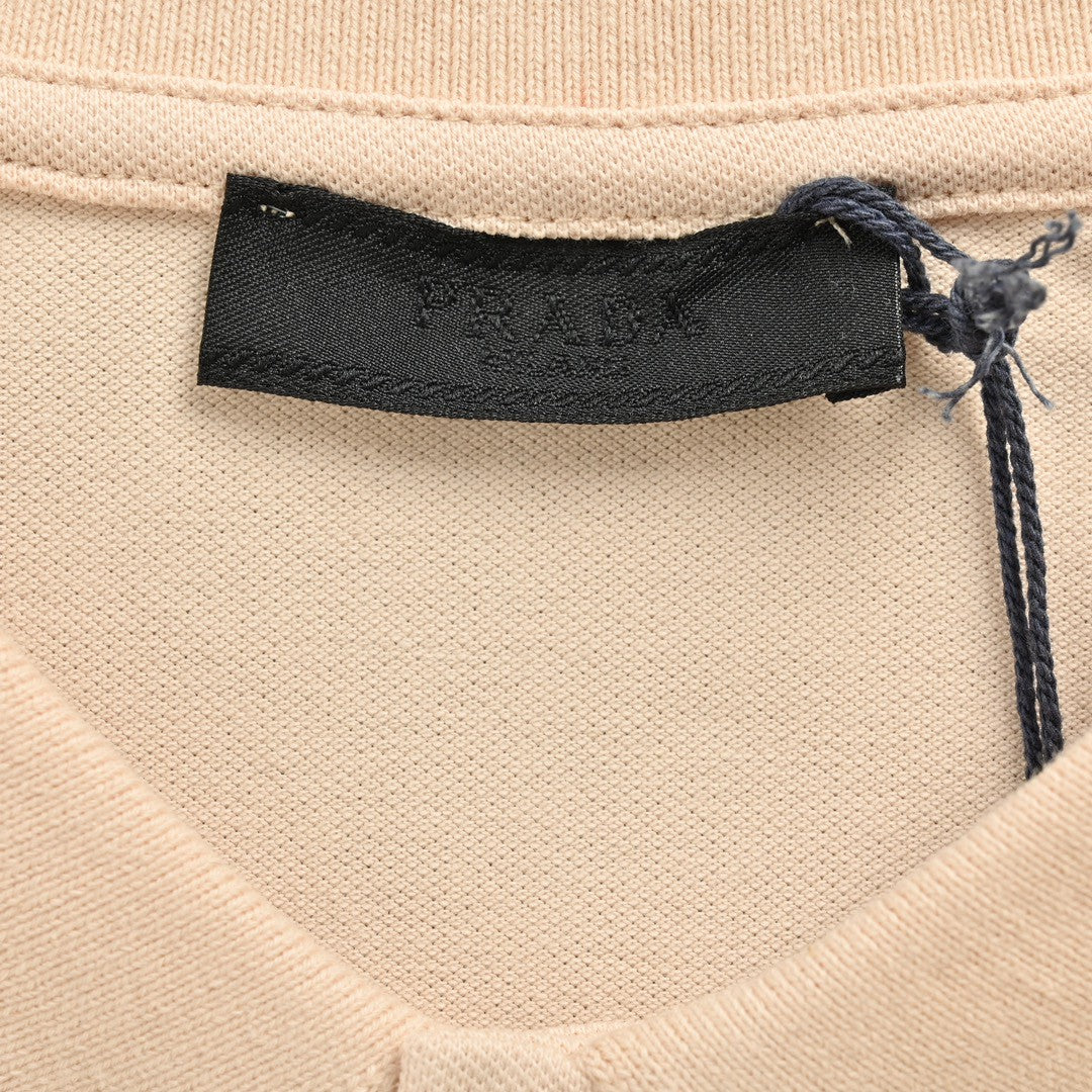 Polo beige à écusson logo Prada