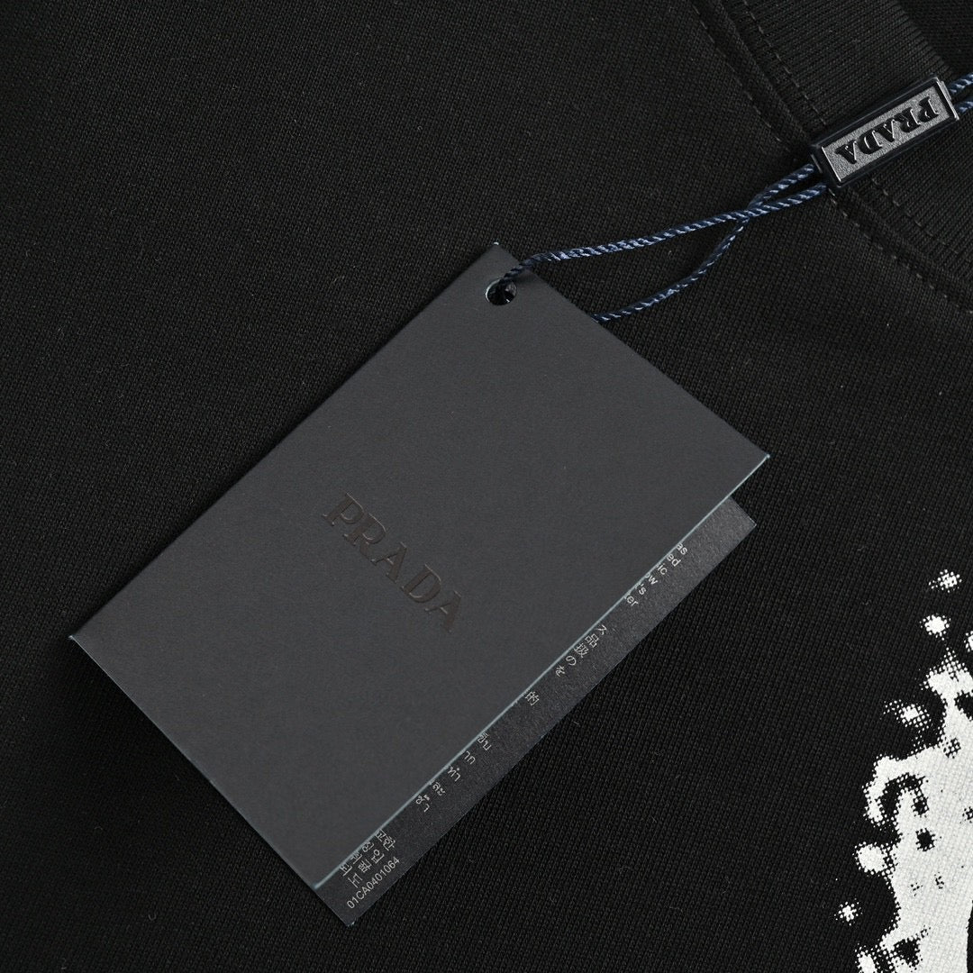 T-shirt Prada à logo triangulaire peint à la bombe (noir)