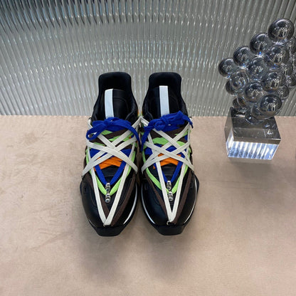 Baskets multicolores à lacets enveloppants