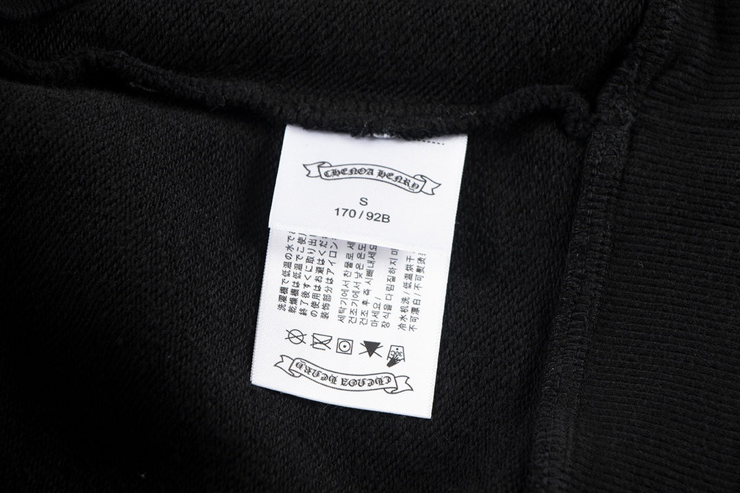 Sweat-shirt noir à cœurs chromés et croix blanche en laine